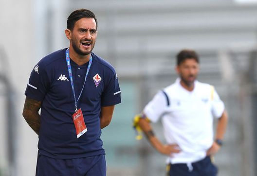 REGGIO NELL'EMILIA, ITALY - AUGUST 26: Alberto Aquilani head coach of ACF Fiorentina issues instructions to his players during the Primavera TIM Cup Final match between Hellas Verona and ACF Fiorentina at Mapei Stadium - Citta' del Tricolore on August 26, 2020 in Reggio nell'Emilia, Italy. (Photo by Alessandro Sabattini/Getty Images) REGGIO NELL'EMILIA, ITALY - AUGUST 26: Alberto Aquilani head coach of ACF Fiorentina issues instructions to his players during the Primavera TIM Cup Final match between Hellas Verona and ACF Fiorentina at Mapei Stadium - Citta' del Tricolore on August 26, 2020 in Reggio nell'Emilia, Italy. (Photo by Alessandro Sabattini/Getty Images)