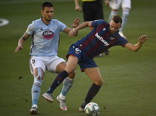  VIGO, SPAIN - JULY 16: Borja Mayoral of Levante holds off Okay Yokuşlu of Celta Vigo during the Liga match between RC Celta de Vigo and Levante UD at Abanca-Balaídos on July 16, 2020 in Vigo, Spain. (Photo by Octavio Passos/Getty Images) 