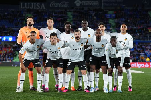 Valencia, aria di contestazione: pubblicità taroccata contro Peter Lim “Combatti o muori”- immagine 2