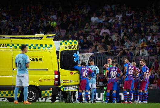 BARCELONA, SPAIN - MAY 10: Players of FC Barcelona react as Ronald Araujo of FC Barcelona is taken off the pitch by a ambulance during the La Liga Santander match between FC Barcelona and RC Celta de Vigo at Camp Nou on May 10, 2022 in Barcelona, Spain. (Photo by Alex Caparros/Getty Images) Araujo, che paura: crolla a terra dopo lo scontro con Gavi, commozione cerebrale- immagine 2