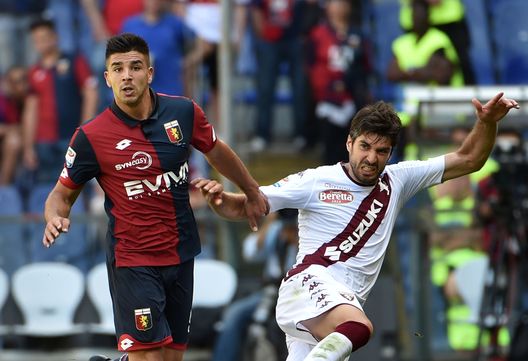 GENOA, ITALY - MAY 21: Giovanni Simeone of Genoa and Luca Rossettini of Torino during the Serie A match between Genoa CFC and FC Torino at Stadio Luigi Ferraris on May 21, 2017 in Genoa, Italy. (Photo by Paolo Rattini/Getty Images) 