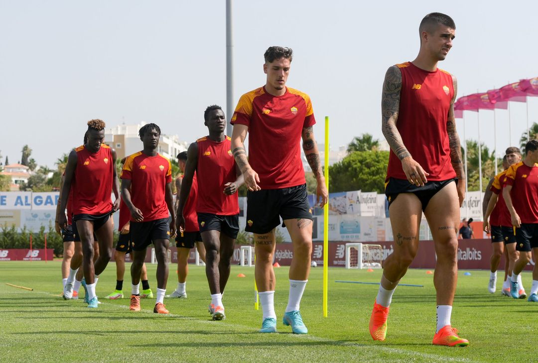 Roma in campo in Portogallo per l’allenamento mattutino – FOTO GALLERY - immagine 17