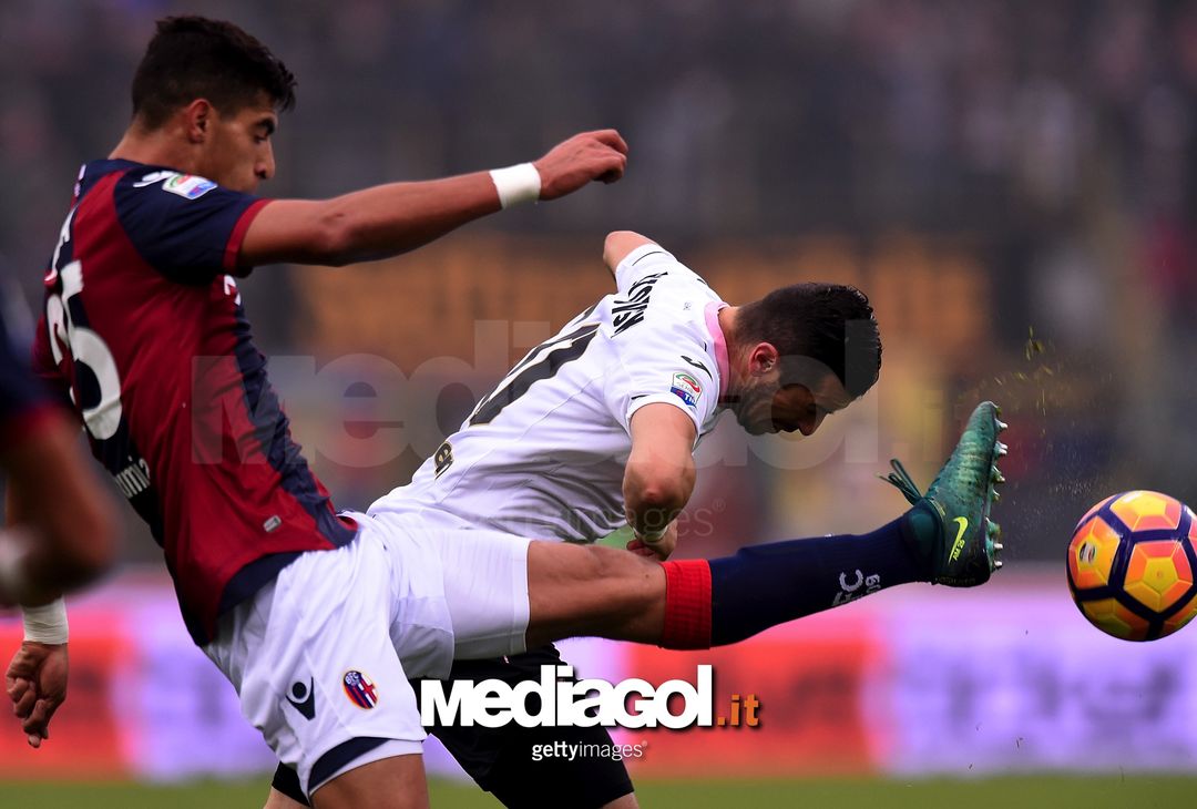  BOLOGNA, ITALY - NOVEMBER 20: Adam Masina (L) of Bologna and Ilija Nestorovski of Palermo compete for the ball during the Serie A match between Bologna FC and US Citta di Palermo at Stadio Renato Dall'Ara on November 20, 2016 in Bologna, Italy.  (Photo by Tullio M. Puglia/Getty Images) 