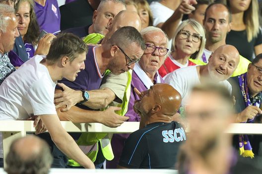 FLORENCE, ITALY - AUGUST 28: Luciano Spalletti manager of SSC Napoli reacts to fan of ACF Fiorentina during the Serie A match between ACF Fiorentina and SSC Napoli at Stadio Artemio Franchi on August 28, 2022 in Florence, Italy. (Photo by Gabriele Maltinti/Getty Images) FOTO – Il faccia a faccia di Spalletti con i tifosi Viola- immagine 3