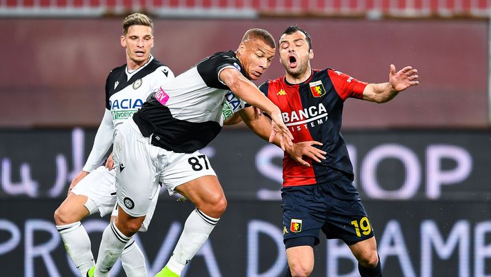 GENOA, ITALY - MARCH 13: Goran Pandev of Genoa (R) tackled by Sebastien De Maio of Udinese during the Serie A match between Genoa CFC and Udinese Calcio at Stadio Luigi Ferraris on March 13, 2021 in Genoa, Italy. (Photo by Paolo Rattini/Getty Images) 