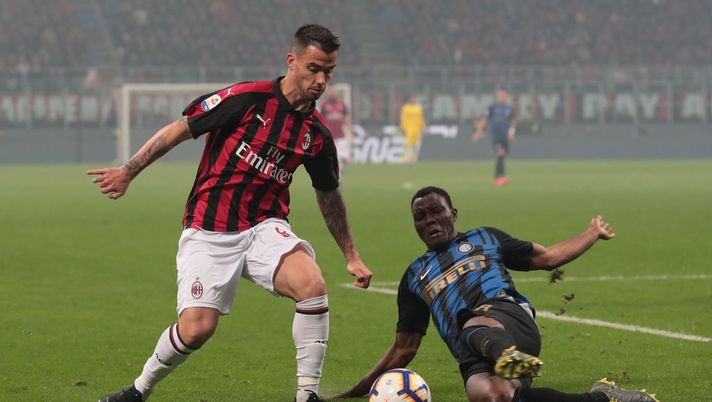 MILAN, ITALY - MARCH 17:  Fernandez Suso of AC Milan is challenged by Kwadwo Asamoah of FC Internazionale during the Serie A match between AC Milan and FC Internazionale at Stadio Giuseppe Meazza on March 17, 2019 in Milan, Italy.  (Photo by Emilio Andreoli/Getty Images) 