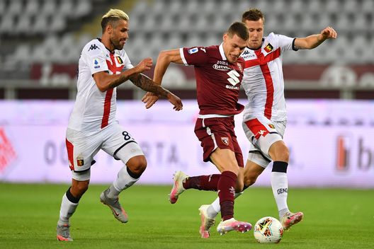 TURIN, ITALY - JULY 16:  Andrea Belotti (C) of Torino FC is challenged by Lukas Lerager (R) and Valon Behrami of Genoa CFC during the Serie A match between Torino FC and  Genoa CFC at Stadio Olimpico di Torino on July 16, 2020 in Turin, Italy.  (Photo by Valerio Pennicino/Getty Images) 