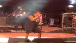 VIDEO, Fabrizio Moro con la sciarpa del Palermo durante il suo concerto
