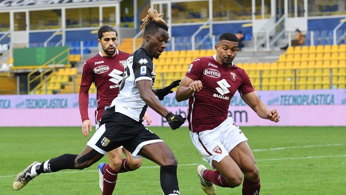 PARMA, ITALY - JANUARY 03: Yann Karamoh of Parma (L) looks to break past Bremer of Torino (R) during the Serie A match between Parma Calcio and Torino FC at Stadio Ennio Tardini on January 03, 2021 in Parma, Italy. Sporting stadiums around Italy remain under strict restrictions due to the Coronavirus Pandemic as Government social distancing laws prohibit fans inside venues resulting in games being played behind closed doors. (Photo by Alessandro Sabattini/Getty Images) PARMA, ITALY - JANUARY 03: Yann Karamoh of Parma (L) looks to break past Bremer of Torino (R) during the Serie A match between Parma Calcio and Torino FC at Stadio Ennio Tardini on January 03, 2021 in Parma, Italy. Sporting stadiums around Italy remain under strict restrictions due to the Coronavirus Pandemic as Government social distancing laws prohibit fans inside venues resulting in games being played behind closed doors. (Photo by Alessandro Sabattini/Getty Images)