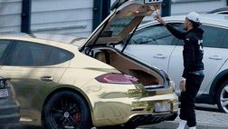 GALLERY/ Aubameyang e la sua vita da ricco: ecco l’ennesima supercar color oro