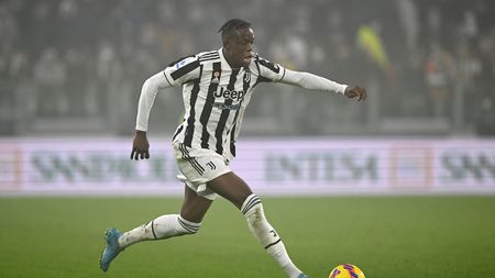 TURIN, ITALY - FEBRUARY 06: Denis Zakaria of Juventus runs with the ball during the Serie A match between Juventus and Hellas Verona FC at Allianz Stadium on February 06, 2022 in Turin, Italy. (Photo by Juventus FC/Juventus FC via Getty Images ) TURIN, ITALY - FEBRUARY 06: Denis Zakaria of Juventus runs with the ball during the Serie A match between Juventus and Hellas Verona FC at Allianz Stadium on February 06, 2022 in Turin, Italy. (Photo by Juventus FC/Juventus FC via Getty Images )