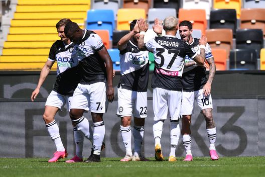  De Paul esulta con i compagni dopo aver segnato 