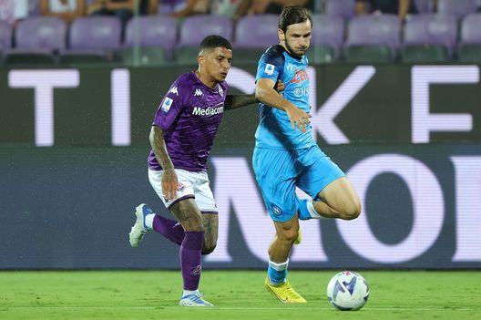 FLORENCE, ITALY - AUGUST 28: Domilson Cordeiro dos Santos known as Dodo of ACF Fiorentina in action Khvicha Kvaratskhelia of SSC Napoli during the Serie A match between ACF Fiorentina and SSC Napoli at Stadio Artemio Franchi on August 28, 2022 in Florence, Italy. (Photo by Gabriele Maltinti/Getty Images) Di Chiara: “Dodò può essere un’arma importante per la Fiorentina”- immagine 2
