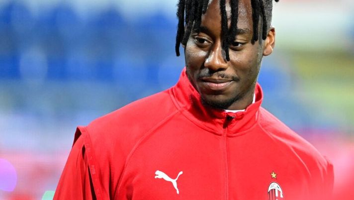 AC Milan's French midfielder Souhaliho Meite looks on as he warms up prior to the Italian Serie A football match Cagliari vs AC Milan on January 18, 2021 at the Sardegna Arena in Cagliari. (Photo by Alberto PIZZOLI / AFP) (Photo by ALBERTO PIZZOLI/AFP via Getty Images) Sky: “Milan in emergenza totale, la nuova formazione con Meite, Dalot e Castillejo” - immagine 1