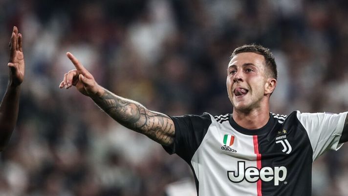 Juventus' Italian forward Federico Bernardeschi celebrates after scoring during the UEFA Champions League Group D stage football match Juventus vs Bayer Leverkusen on October 1, 2019 at the Juventus stadium in Turin. (Photo by Isabella BONOTTO / AFP) (Photo by ISABELLA BONOTTO/AFP via Getty Images) Juve, da Bernardeschi in pole a Higuain: le ultime sull’attacco per il Bologna - immagine 1