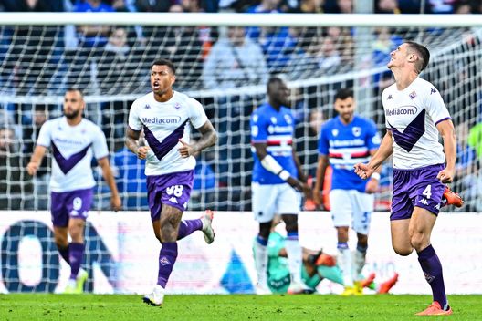 GENOA, ITALY - NOVEMBER 06: Nikola Milenkovic of Fiorentina (R) celebrates with his team-mates after scoring a goal during the Serie A match between UC Sampdoria and ACF Fiorentina at Stadio Luigi Ferraris on November 6, 2022 in Genoa, Italy. (Photo by Simone Arveda/Getty Images) Attaccare in un modo, difendere in un altro. E Kouamè sembra Leao- immagine 2