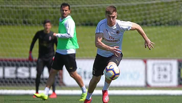Krzysztof Piatek in allenamento a Milanello con il Milan (credits: acmilan.com) Krzysztof Piatek in allenamento a Milanello con il Milan (credits: acmilan.com)