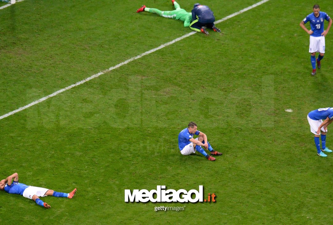  MILAN, ITALY - NOVEMBER 13:  Italy  players show thier dejection after  the FIFA 2018 World Cup Qualifier Play-Off: Second Leg between Italy and Sweden at San Siro Stadium on November 13, 2017 in Milan, .  (Photo by Dino Panato/Getty Images) 