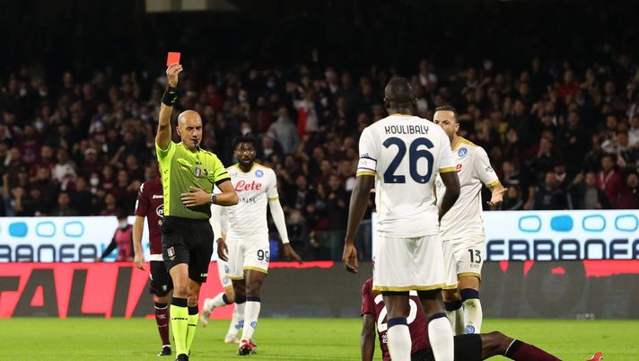 SALERNO, ITALY - OCTOBER 31: Referee Michael Fabbri shows a red card to Kalidou Koulibaly of SSC Napoli during the Serie A match between US Salernitana and SSC Napoli at Stadio Arechi on October 31, 2021 in Salerno, Italy. (Photo by Francesco Pecoraro/Getty Images) Rosso ma niente polemiche, Koulibaly: “A Salerno è stato derby vero” - immagine 1
