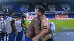 Argentina-Cile, il tributo a Maradona e l’abbraccio fra Messi e Vidal