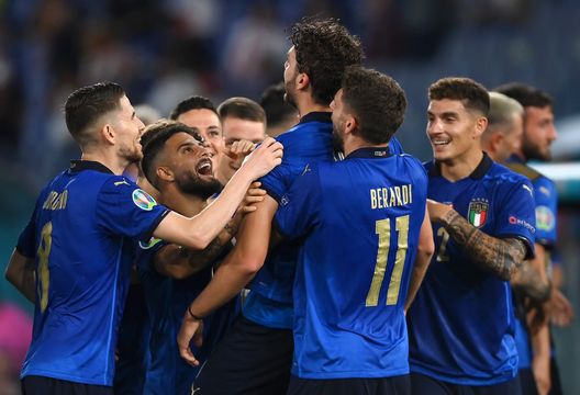 La Nazionale italiana festeggia il gol di Locatelli alla Svizzera La Nazionale italiana festeggia il gol di Locatelli alla Svizzera