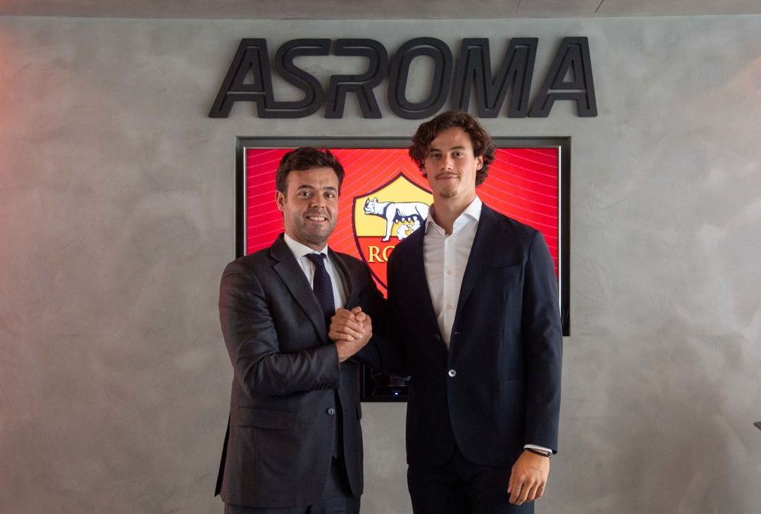 Ecco Svilar: gli scatti tra arrivo, firma e nuova maglia a Trigoria – FOTO GALLERY - immagine 21
