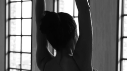 Michelle Sander mostra il profilo più sensuale. Giochi di ombre per l’ex lady Petagna