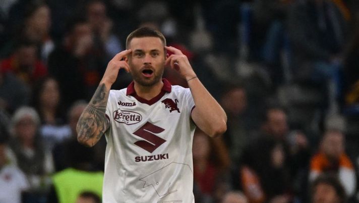 Torino's Polish midfielder Karol Linetty celebrates after opening the scoring during the Italian Serie A football match between AS Rome and Torino on November 13, 2022 at the Olympic stadium in Rome. (Photo by Andreas SOLARO / AFP) (Photo by ANDREAS SOLARO/AFP via Getty Images) Infortunio Linetty, esami completati nelle scorse ore: diagnosi finale e tempi di recupero - immagine 1