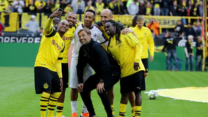 DORTMUND, GERMANY - SEPTEMBER 07: Head coach Juergen Klopp of Borussia Dortmund Allstars (C) does a selfie with legend players of Dortmund Ewerthon (L), Marcio Amoroso (2nd L), Rodrigo Martins of Roman and Friends (3rd L), Marcxel Kokller 4t5th L) and Tinga (R) prior to the Roman Weidenfeller Farewell Match between Borussia Dortmund Allstars and Roman and Friends at Signal Iduna Park on September 7, 2018 in Dortmund, Germany. (Photo by Christof Koepsel/Bongarts/Getty Images) Klopp, il rimpianto dell’AD del Borussia: “Dovevamo cambiare la squadra, non lui. Penso a quando rideva e…” - immagine 1