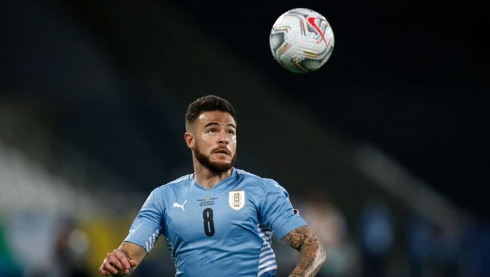 RIO DE JANEIRO, BRAZIL - JUNE 28: Nahitan Nandez of Uruguay looks at the ball during a group A match between Uruguay and Paraguay as part of Conmebol Copa America Brazil 2021 at Estadio Olímpico Nilton Santos on June 28, 2021 in Rio de Janeiro, Brazil. (Photo by Wagner Meier/Getty Images) Sky: “Nandez può tornare subito in Serie A: occhio al club che lo vuole” - immagine 1