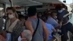 Venezia, turista si toglie la mascherina sul battello: lo prendono a pugni