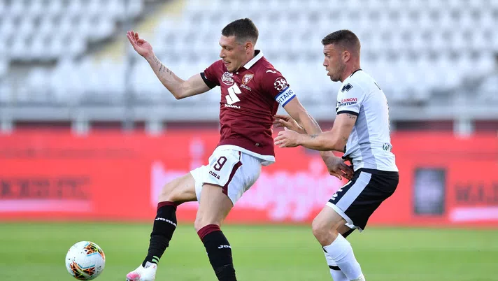 TURIN, ITALY - JUNE 20:  Andrea Belotti (L) of Torino FC is challenged by Simone Iacoponi of Parma Calcio during the Serie A match between Torino FC and  Parma Calcio at Stadio Olimpico di Torino on February 23, 2020 in Turin, Italy.  (Photo by Valerio Pennicino/Getty Images)
