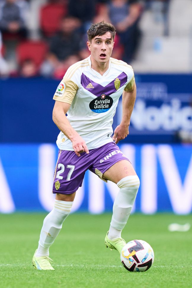PAMPLONA, SPAIN - OCTOBER 30: Ivan Fresneda of Real Valladolid in action during the LaLiga Santander match between CA Osasuna and Real Valladolid CF at El Sadar Stadium on October 30, 2022 in Pamplona, Spain. (Photo by Juan Manuel Serrano Arce/Getty Images) Calciomercato Milan – In cerca del terzino: occhi su Fresneda - immagine 1