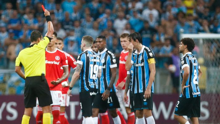 PORTO ALEGRE, BRAZIL - MARCH 12: Victor Cuesta #15 of Internacional receives the yellow card during the match against Gremio for the Copa CONMEBOL Libertadores 2020 at Arena do Gremio on March 12, 2020 in Porto Alegre, Brazil. (Photo by Bruna Prado/Getty Images) 