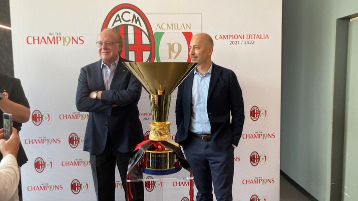 Milan, Scaroni e Gazidis a 'Casa Milan' insieme al trofeo | VIDEO PM (foto pm)