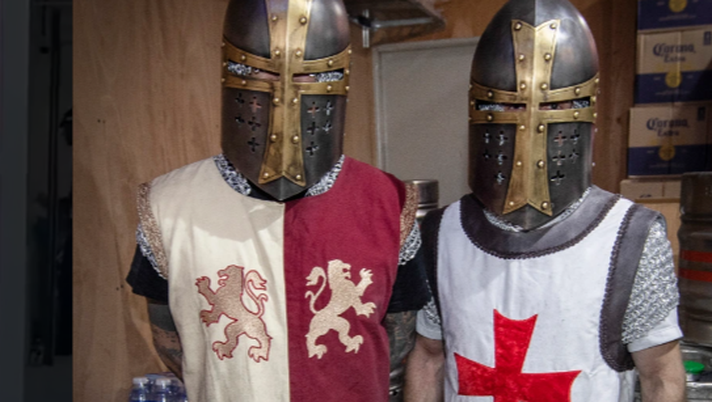 Mondiali, tifosi inglesi allo stadio vestiti da crociati: la sicurezza li costringe a spogliarsi Mondiali, tifosi inglesi allo stadio vestiti da crociati: la sicurezza li costringe a spogliarsi - immagine 1