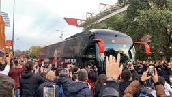 VIDEO – Milan-Fiorentina, pullman rossonero giunto a San Siro | PM News