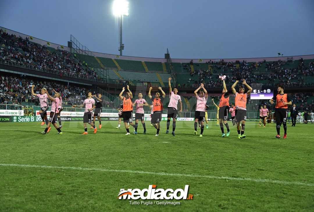  PALERMO, ITALY - JUNE 10: Players of Palermo celebrate after winning  the serie B playoff match between US Citta di Palermo and Venezia FC at Stadio Renzo Barbera on June 10, 2018 in Palermo, Italy.  (Photo by Tullio M. Puglia/Getty Images) 