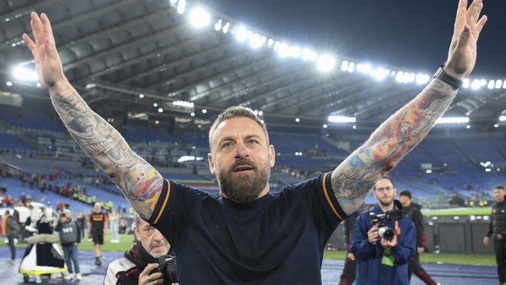 ROME, ITALY - APRIL 06: AS Roma coach Daniele De Rossi celebrates after the Serie A TIM match between AS Roma and SS Lazio - Serie A TIM at Stadio Olimpico on April 06, 2024 in Rome, Italy. (Photo by Luciano Rossi/AS Roma via Getty Images) Roma-Lazio 1-0 LE PAGELLE: Mancini, Gila che ti rigira. De Rossi capitano e bandiera- immagine 1