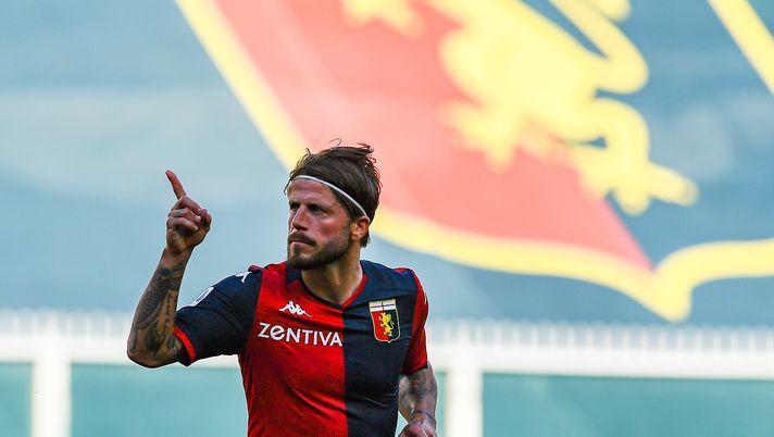 GENOA, ITALY - JULY 12: Lasse Schone of Genoa celebrates after scoring a goal on a free kick during the Serie A match between Genoa CFC and  SPAL at Stadio Luigi Ferraris on July 12, 2020 in Genoa, Italy. (Photo by Paolo Rattini/Getty Images) 