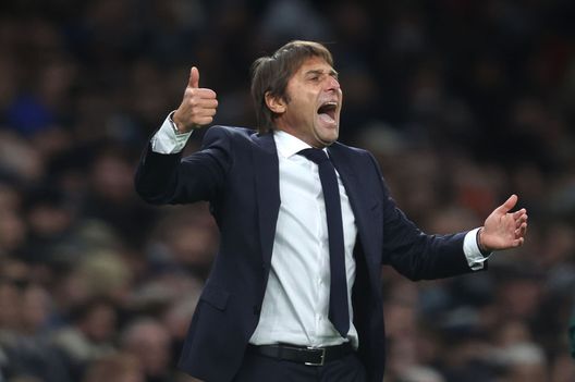 LONDON, ENGLAND - NOVEMBER 04: Antonio Conte, Manager of Tottenham Hotspur gives instructions during the UEFA Europa Conference League group G match between Tottenham Hotspur and Vitesse at Tottenham Hotspur Stadium on November 04, 2021 in London, England. (Photo by Julian Finney/Getty Images) Premier, la IA premia Conte e boccia CR7 e Ranieri- immagine 2
