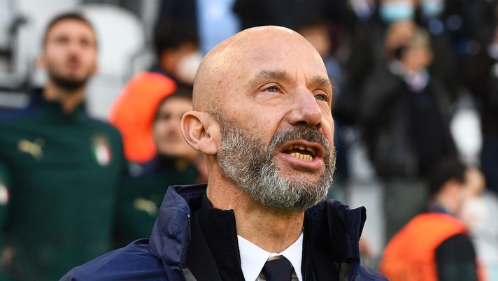 TURIN, ITALY - OCTOBER 10: Gianluca Vialli of Italy line up for the national anthem prior to the UEFA Nations League 2021 Third Place Match between Italy and Belgium at Juventus Stadium on October 10, 2021 in Turin, Italy. (Photo by Claudio Villa/Getty Images) Gianluca Vialli