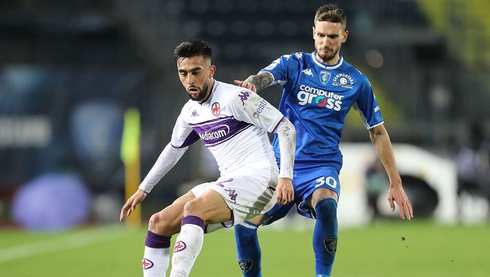 EMPOLI, ITALY - NOVEMBER 27: Petar Stojanovic of Empoli FC battles for the ball with Nicolas Gonzalez of ACF Fiorentina during the Serie A match between Empoli FC and ACF Fiorentina at Stadio Carlo Castellani on November 27, 2021 in Empoli, Italy. (Photo by Gabriele Maltinti/Getty Images) Fiorentina-Empoli: risultati, precedenti e le migliori quote - immagine 1