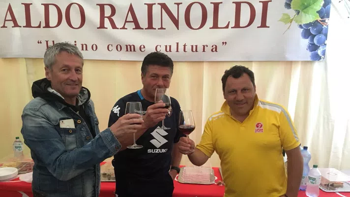 Il tecnico del Torino Mazzarri brinda con il presidente della US Bormiese Bazzeghini (a sinistra) e il direttore operativo Faifer (a destra)