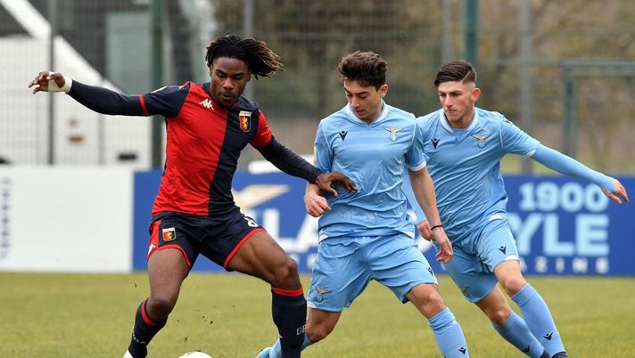 ROME, ITALY - JANUARY 20:  Raul Moro of SS Lazio compete for the ball with Steeve Eboua Ebongue of Genoa CFC during the Serie A Primavera match between SS Lazio U19 and Genoa CFC U19 on January 20, 2020 in Rome, Italy.  (Photo by Marco Rosi/Getty Images) 