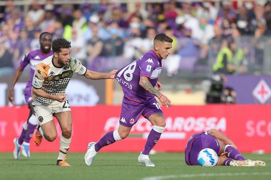 FLORENCE, ITALY - APRIL 16: Lucas Torreira of ACF Fiorentina in action against Sofian Kiyine of Venezia FC during the Serie A match between ACF Fiorentina and Venezia FC at Stadio Artemio Franchi on April 17, 2022 in Florence, Italy. (Photo by Gabriele Maltinti/Getty Images) Malusci: “Non parliamo di calo fisico. Stasera la decide Torreira”- immagine 2