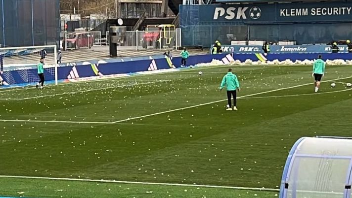 Derby eterno croato: palle di neve al Maksimir, i Bad Blue Boys sfiorano il tecnico dell’Hajduk - immagine 1