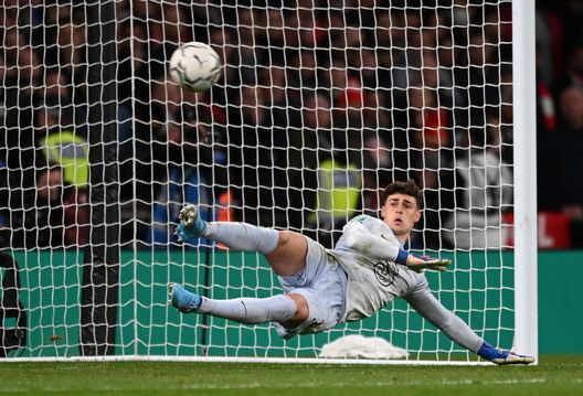 LONDON, ENGLAND - FEBRUARY 27: Kepa Arrizabalaga of Chelsea fails to save the ninth penalty from Harvey Elliott of Liverpool (not pictured) during the Carabao Cup Final match between Chelsea and Liverpool at Wembley Stadium on February 27, 2022 in London, England. (Photo by Michael Regan/Getty Images) Kepa e la maledizione dei rigori in Carabao: esserci o non esserci, resta il problema - immagine 1