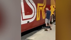 VIDEO / I tifosi del Feyenoord urinano sul pullman della Roma