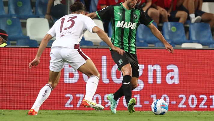 REGGIO NELL'EMILIA, ITALY - SEPTEMBER 17: Domenico Berardi (R) of US Sassuolo competes for the ball with Ricardo Rodriguez (L) of Torino FC during the Serie A match between US Sassuolo and Torino FC at Mapei Stadium - Citta' del Tricolore on September 17, 2021 in Reggio nell'Emilia, Italy. (Photo by Marco Luzzani/Getty Images) 